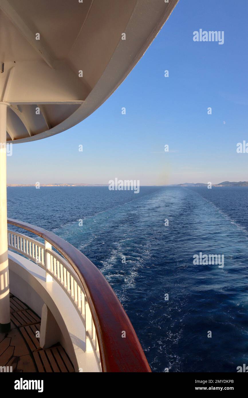 Vue depuis la poupe tandis que le bateau de croisière P&O Aurora part de Zadar en route vers Trieste dans le calme plat de la mer Adriatique, septembre 2022. Banque D'Images