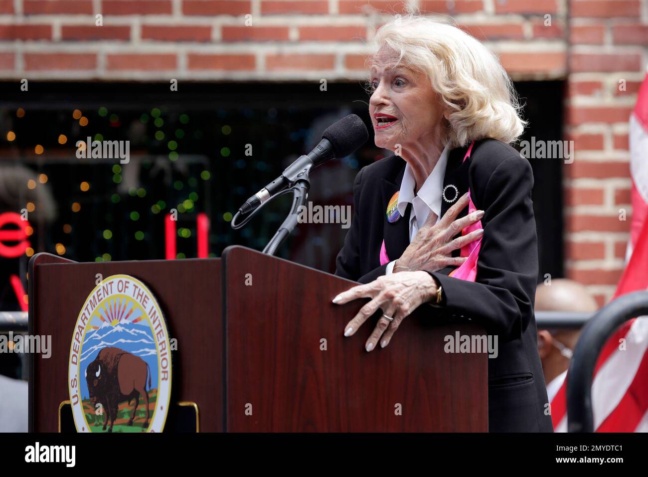 Edith Windsor leads the Pledge of Allegiance during the dedication of the Stonewall National Monument, outside the Stonewall Inn, in New York's Greenwich Village, Monday, June 27, 2016. The Stonewall National Monument will cover a 7.7-acre swath of Greenwich Village, including the tavern and the adjacent Christopher Park. The neighborhood around the bar was the site of riotous protests in 1969 after gay patrons of the bar fought back against a police raid. (AP Photo/Richard Drew) Banque D'Images