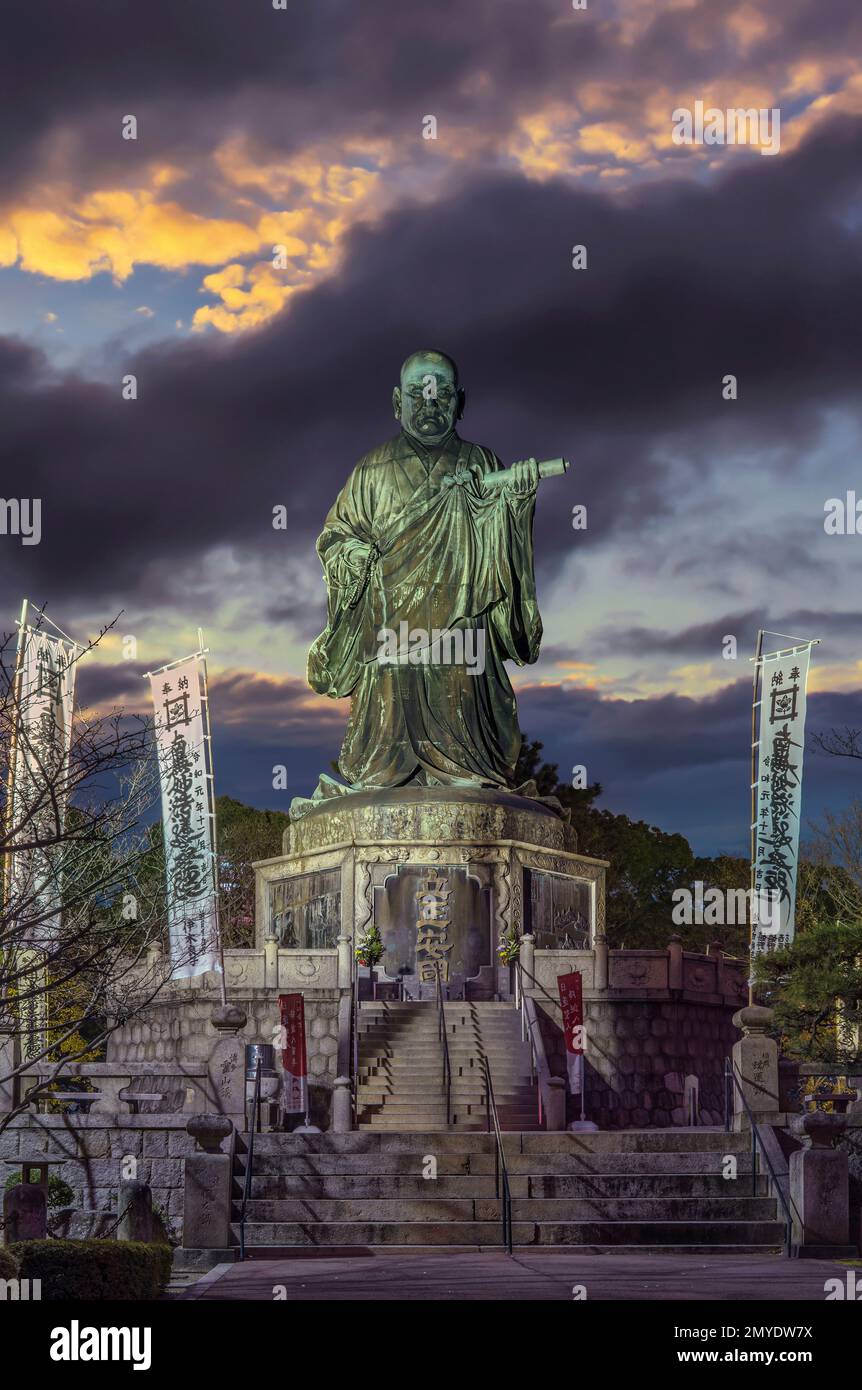 fukuoka, japon - décembre 07 2022 : troisième plus grande statue de bronze représentant le prêtre bouddhiste japonais Nichiren créé en 1904 avec le titre de son traité 'est Banque D'Images