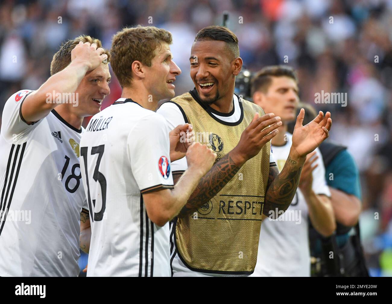 Germany's Jerome Boateng, center right, applauds at the end of the Euro 2016 round of 16 soccer match between Germany and Slovakia, at the Pierre Mauroy stadium in Villeneuve d'Ascq, near Lille, France, Sunday, June 26, 2016. (AP Photo/Geert Vanden Wijngaert) Banque D'Images