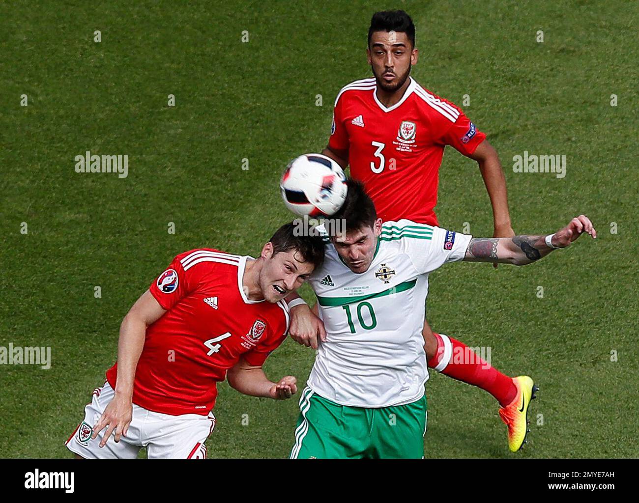 Wales' Ben Davies, left, vies for the ball with Northern Ireland's Kyle Lafferty during the Euro 2016 round of 16 soccer match between Wales and Northern Ireland, at the Parc des Princes stadium in Paris, Saturday, June 25, 2016. (AP Photo/Francois Mori) Banque D'Images