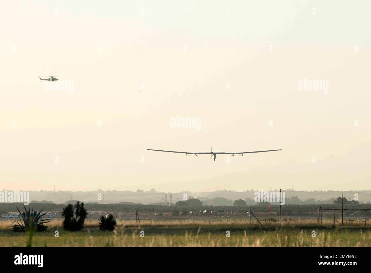 The Solar Impulse 2 plane lands at the San Pablo airport in Seville, Spain on Thursday, June 23, 2016. An experimental solar-powered airplane Thursday completed an unprecedented three-day flight across the Atlantic in the latest leg of its globe-circling voyage. (AP Photo/Laura Leon) Banque D'Images