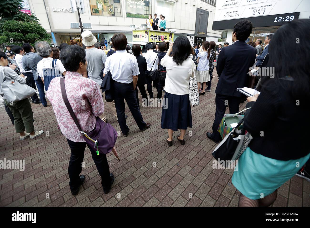 Eriko Imai, singer and candidate for House of Councillors for the ruling Liberal Democratic Party speaks to passerby as she kicks off her election campaign in Tokyo, Japan, Wednesday, June 22, 2016. Japan's parliamentary election campaign kicked off Wednesday in the first nationwide balloting after the voting age was lowered to 18 from 20. (AP Photo/Eugene Hoshiko) Banque D'Images