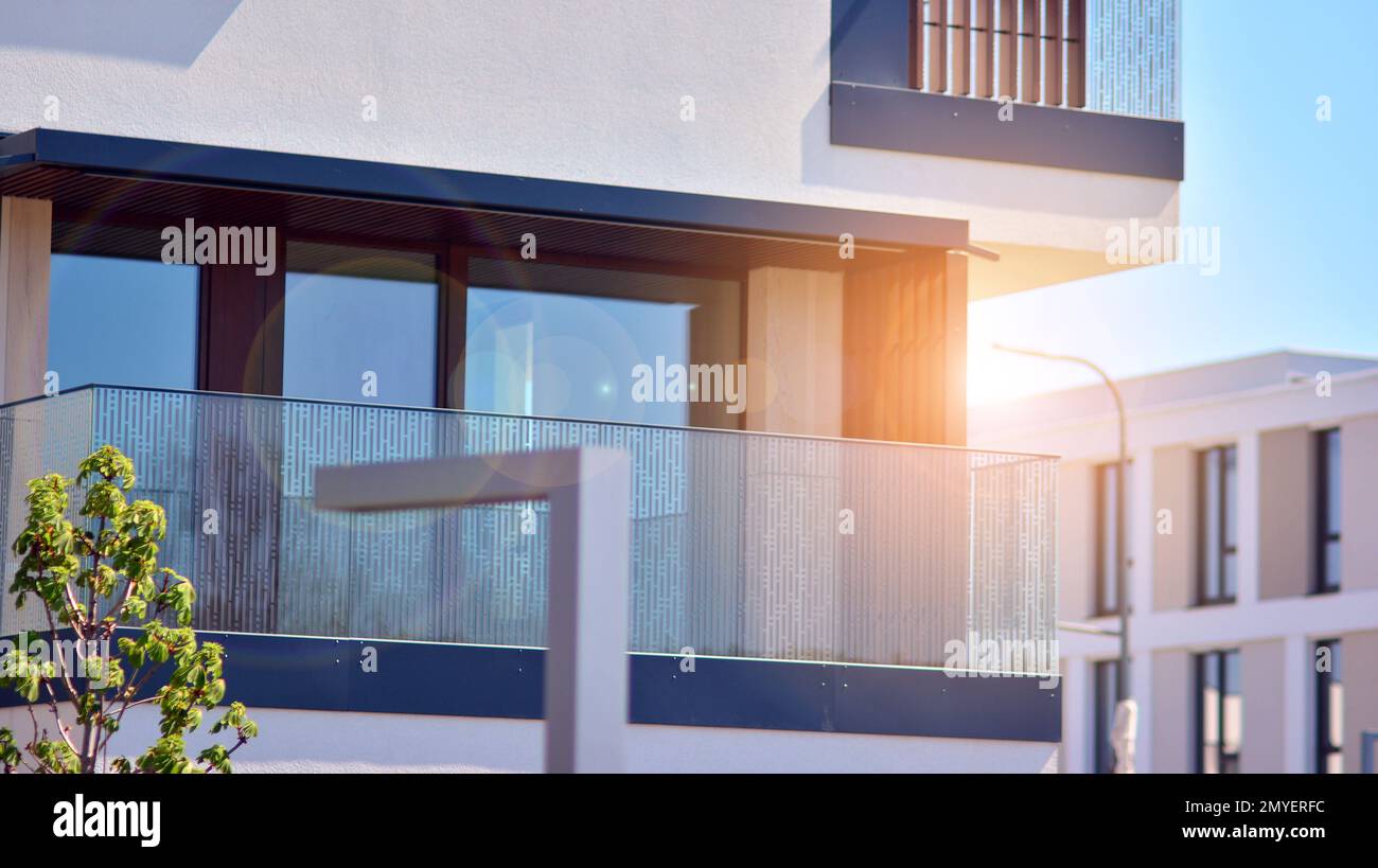 Bâtiment résidentiel moderne avec de nouveaux appartements dans un quartier résidentiel verdoyant. Éco-architecture. Arbre vert et nouveau bâtiment d'appartement. Banque D'Images