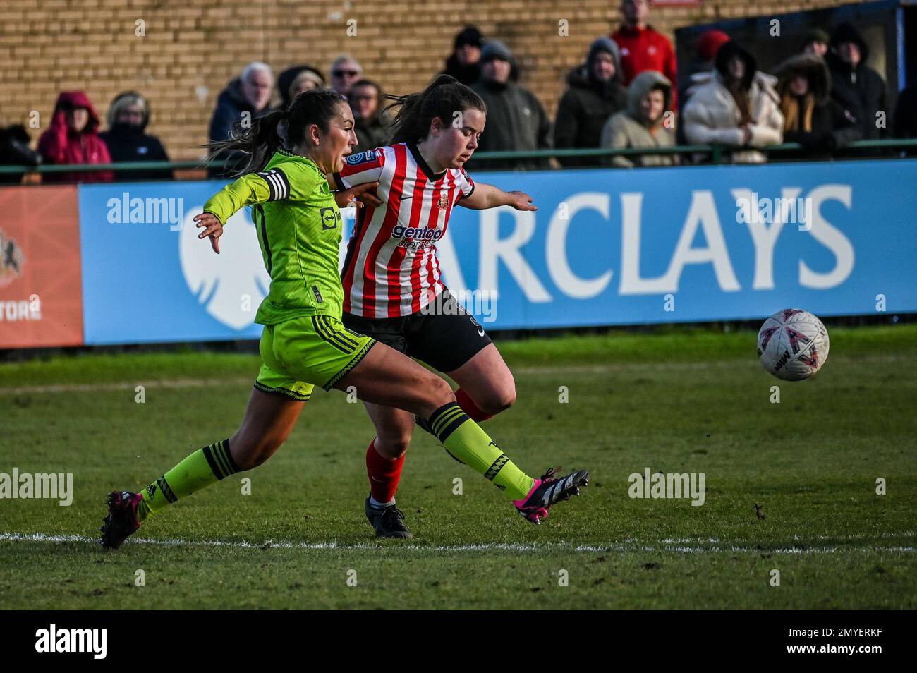 Katie Zelem, capitaine de Manchester United Women, défie Esther Morgan de Sunderland AFC Women dans la coupe FA. Banque D'Images