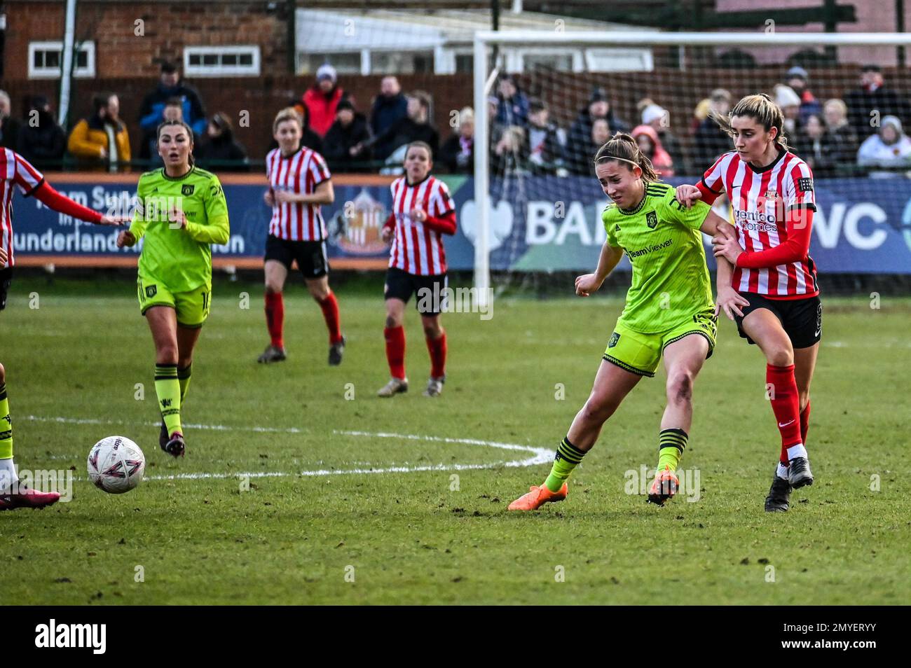 Le Tissier, maya féminin de Manchester United, détient Emily Scarr de Sunderland AFC dans la coupe FA. Banque D'Images