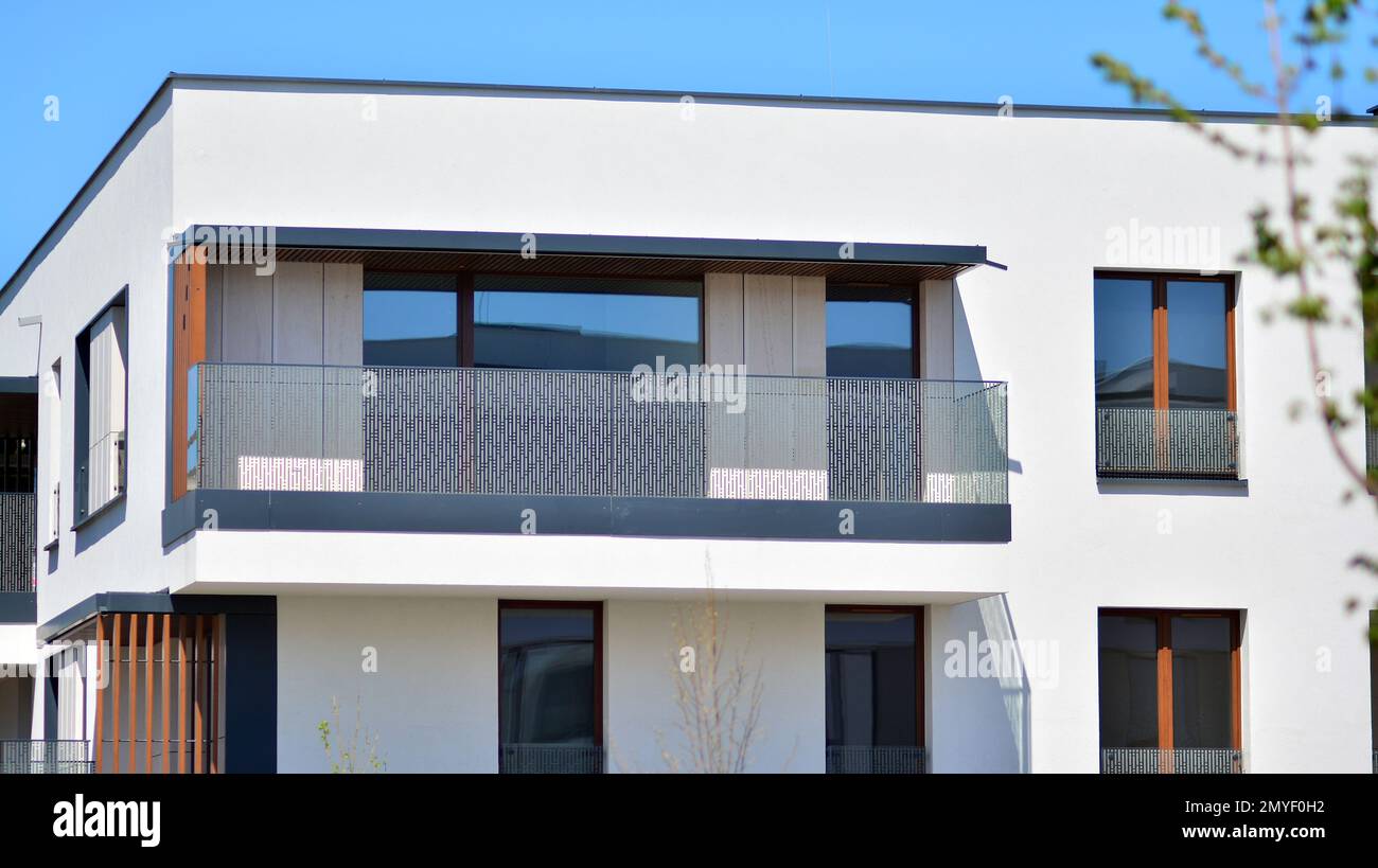 Bâtiment résidentiel moderne avec de nouveaux appartements dans un quartier résidentiel verdoyant. Éco-architecture. Arbre vert et nouveau bâtiment d'appartement. Banque D'Images