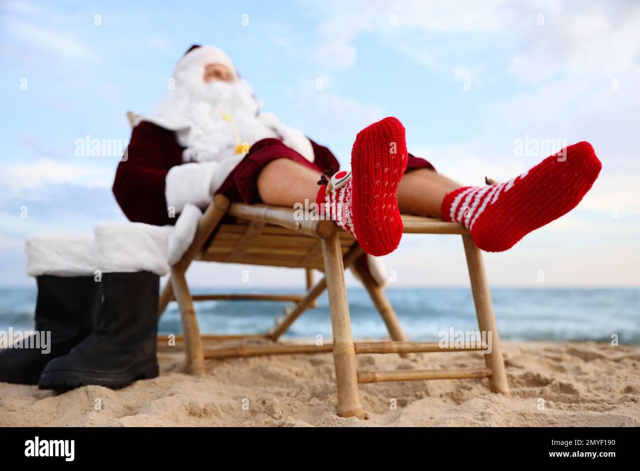 Le Père Noël se détend sur la plage. Vacances de Noël Banque D'Images