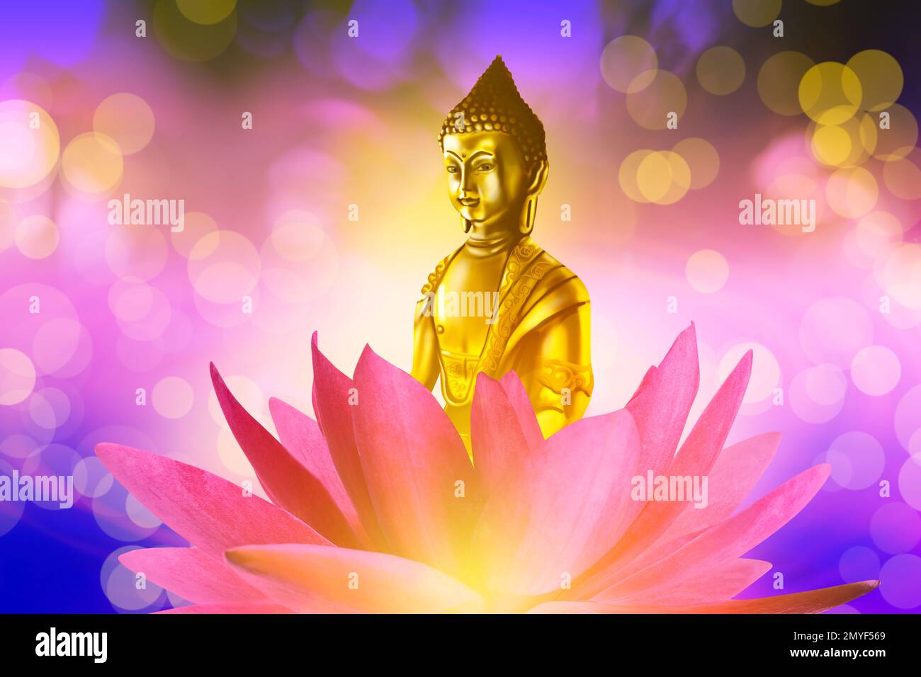 Figurine Bouddha en fleur de lotus sur fond lumineux, effet bokeh Banque D'Images