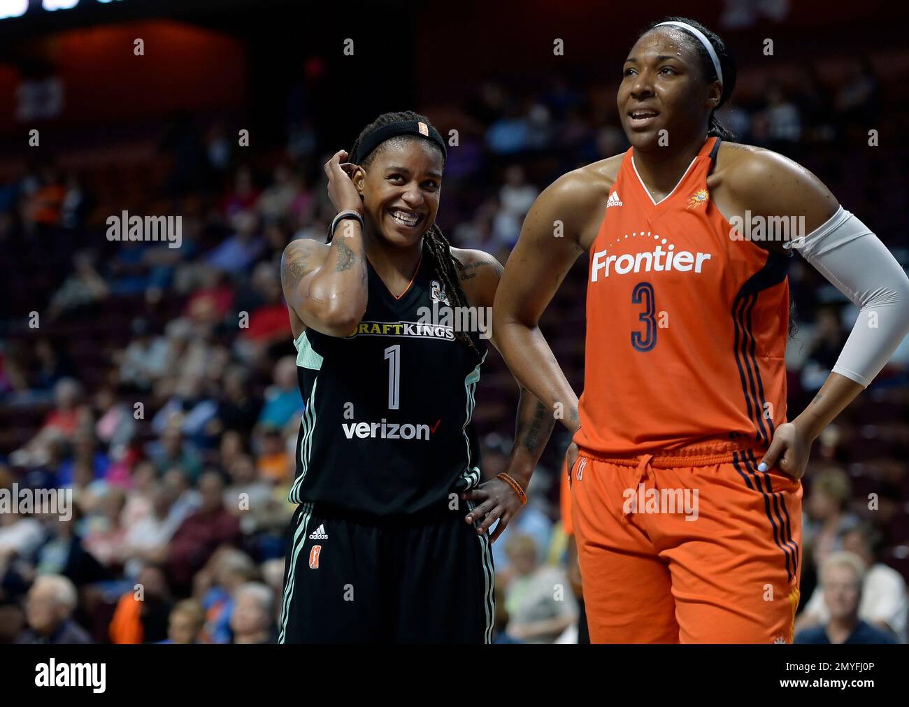 New York Liberty's Shavonte Zellous, left, smiles as she stands next to Connecticut Sun's Kelsey Bone, right, as they stand together in the final seconds of a WNBA basketball game, Thursday, June 16, 2016, in Uncasville, Conn. (AP Photo/Jessica Hill) Banque D'Images