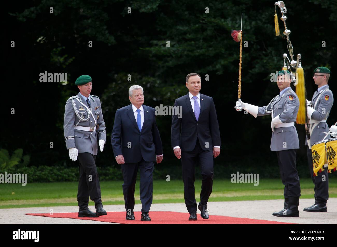 German President Joachim Gauck, 2nd from left, and Polish president Andrzej Duda, 3rd from left, review the honor guards during the welcoming ceremony for an official visit at the German President's residence Bellevue Palace in Berlin, Germany, Thursday, June 16, 2016. (AP Photo/Markus Schreiber) Banque D'Images