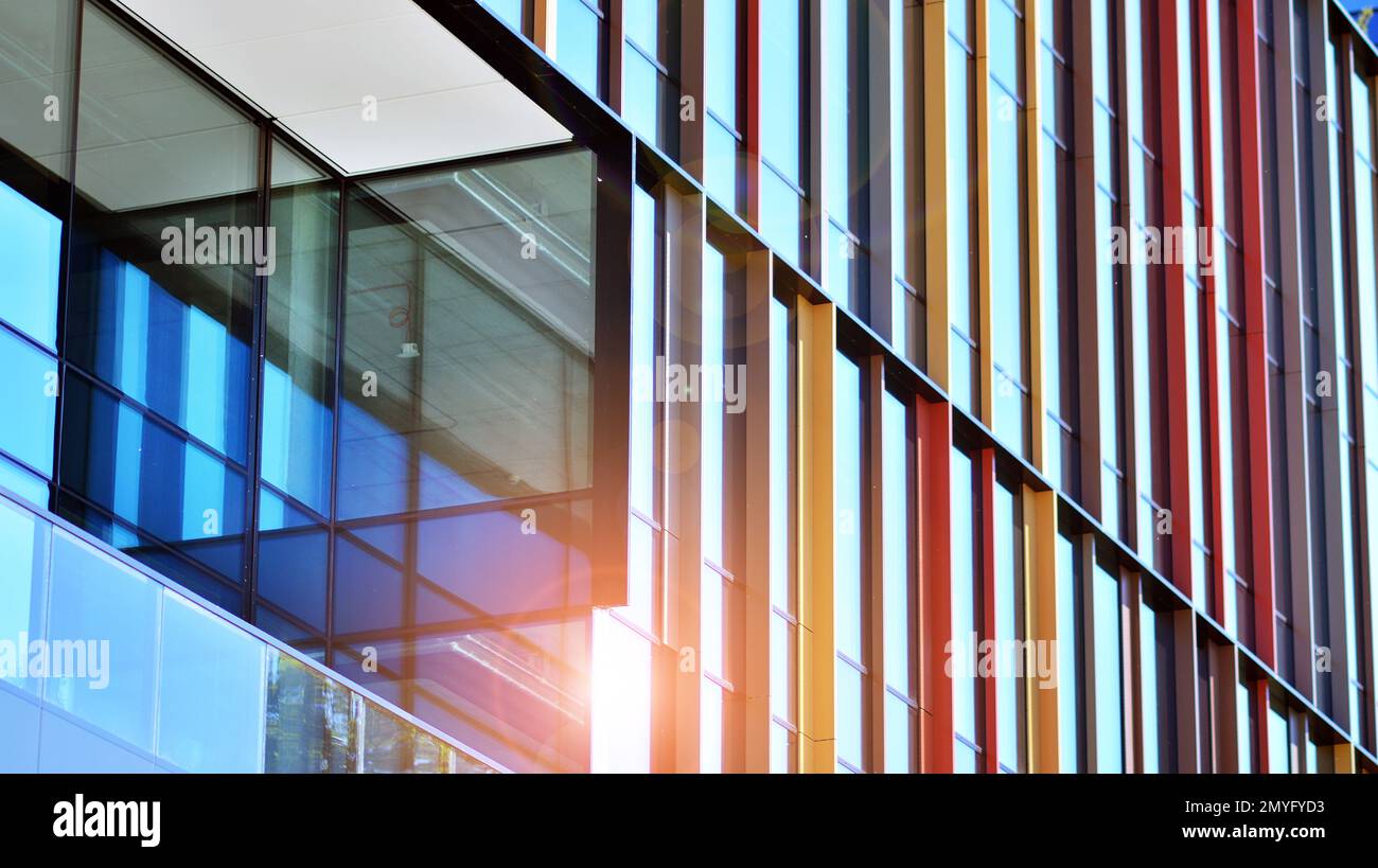 Façade en verre minimaliste, cadre en acier contenant les grands panneaux transparents. Architecture commerciale contemporaine, géométrie convergente verticale Banque D'Images