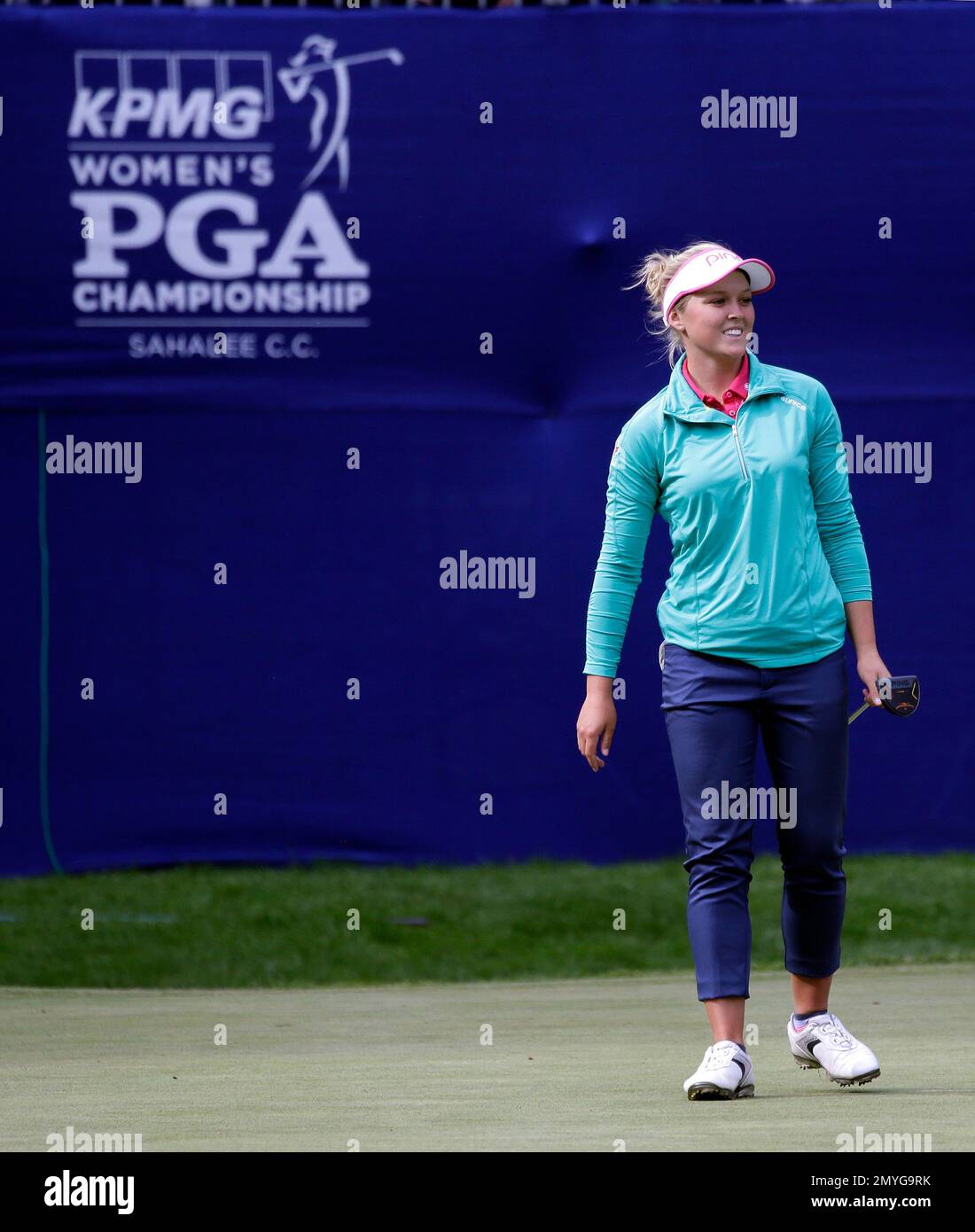 Brooke Henderson, of Canada, smiles after making a birdie on the 17th hole in the final round at the Women’s PGA Championship golf tournament at Sahalee Country Club Sunday, June 12, 2016, in Sammamish, Wash. (AP Photo/Elaine Thompson) Banque D'Images