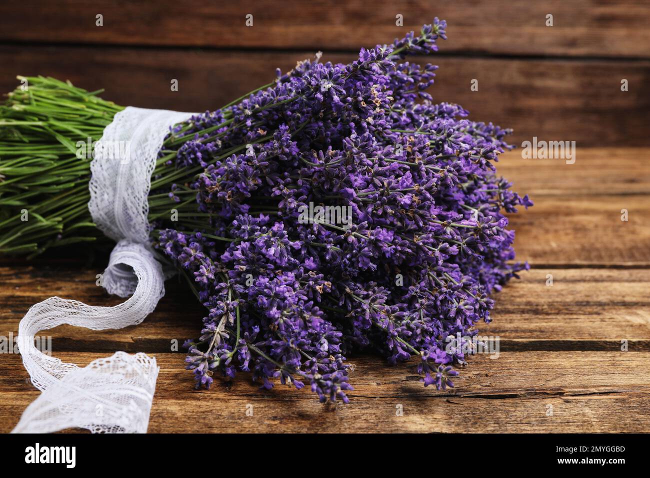 Magnifique bouquet de lavande fraîche avec ruban de dentelle sur table en  bois Photo Stock - Alamy