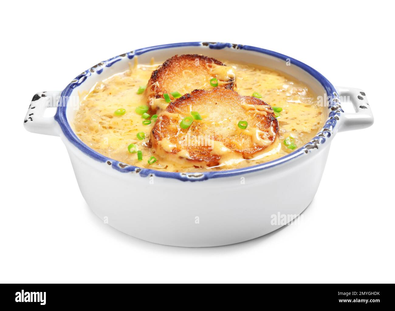 Savoureuse soupe maison à l'oignon français isolée sur blanc Banque D'Images