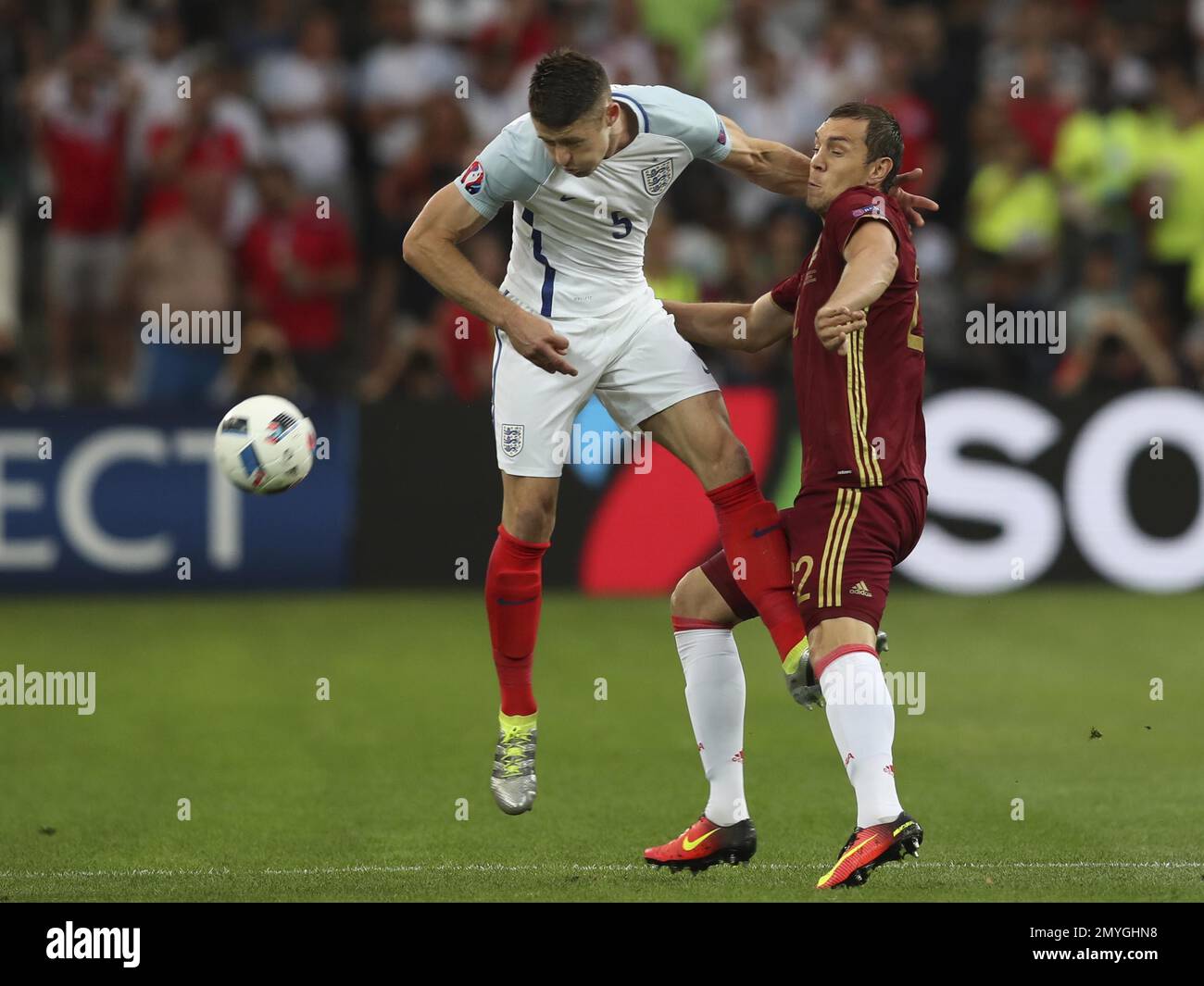 England's Gary Cahill, left, and Russia's Artem Dzyuba go for the ball during the Euro 2016 Group B soccer match between England and Russia, at the Velodrome stadium in Marseille, France, Saturday, June 11, 2016. (AP Photo/Thanassis Stavrakis) Banque D'Images
