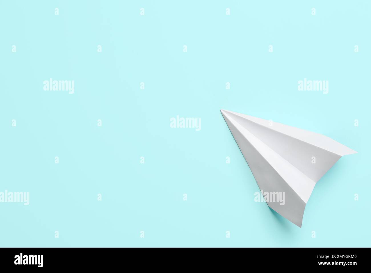Plan de papier blanc sur fond bleu clair, vue de dessus. Espace pour le texte Banque D'Images