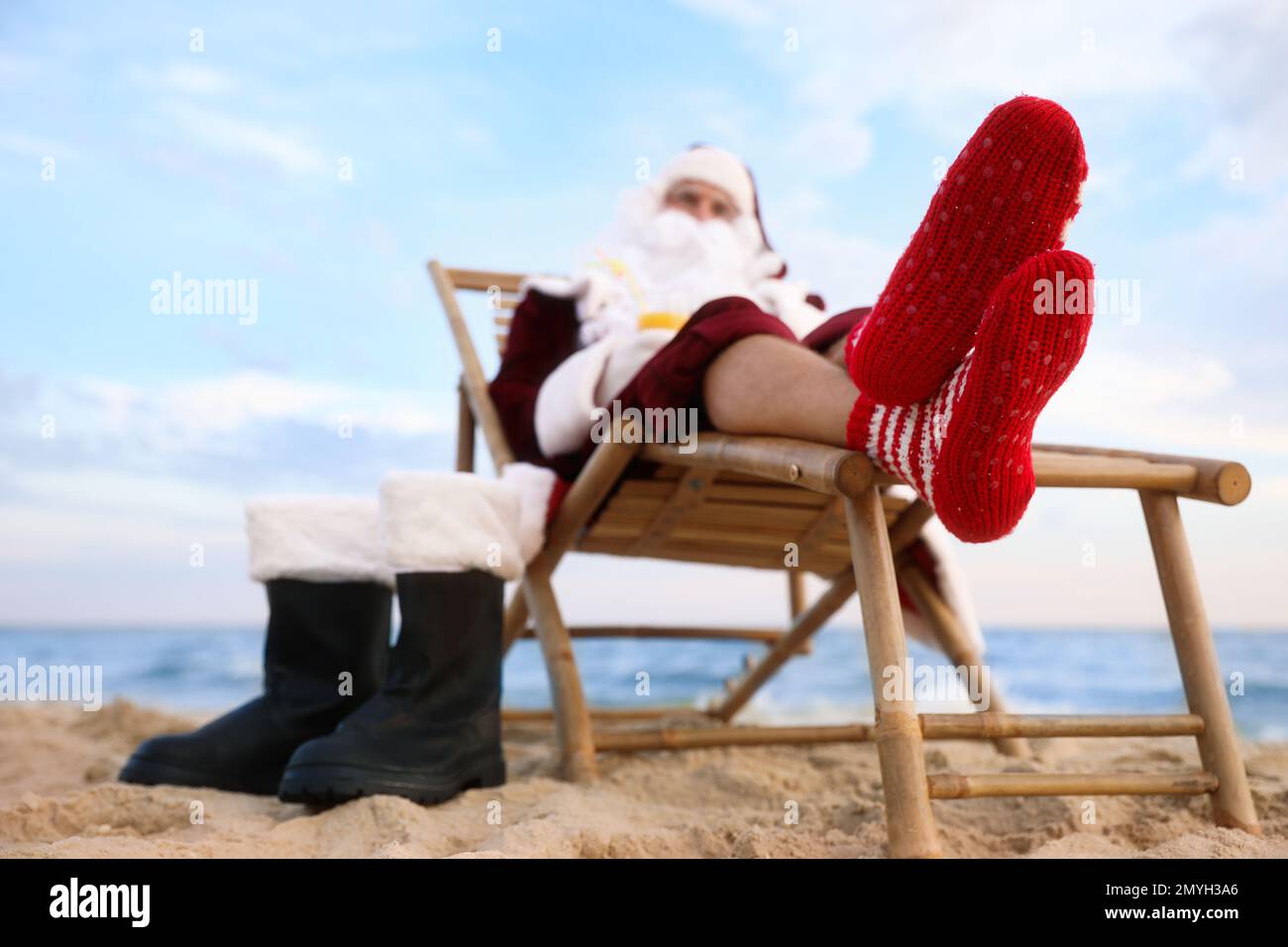 Le Père Noël se détend sur la plage. Vacances de Noël Banque D'Images