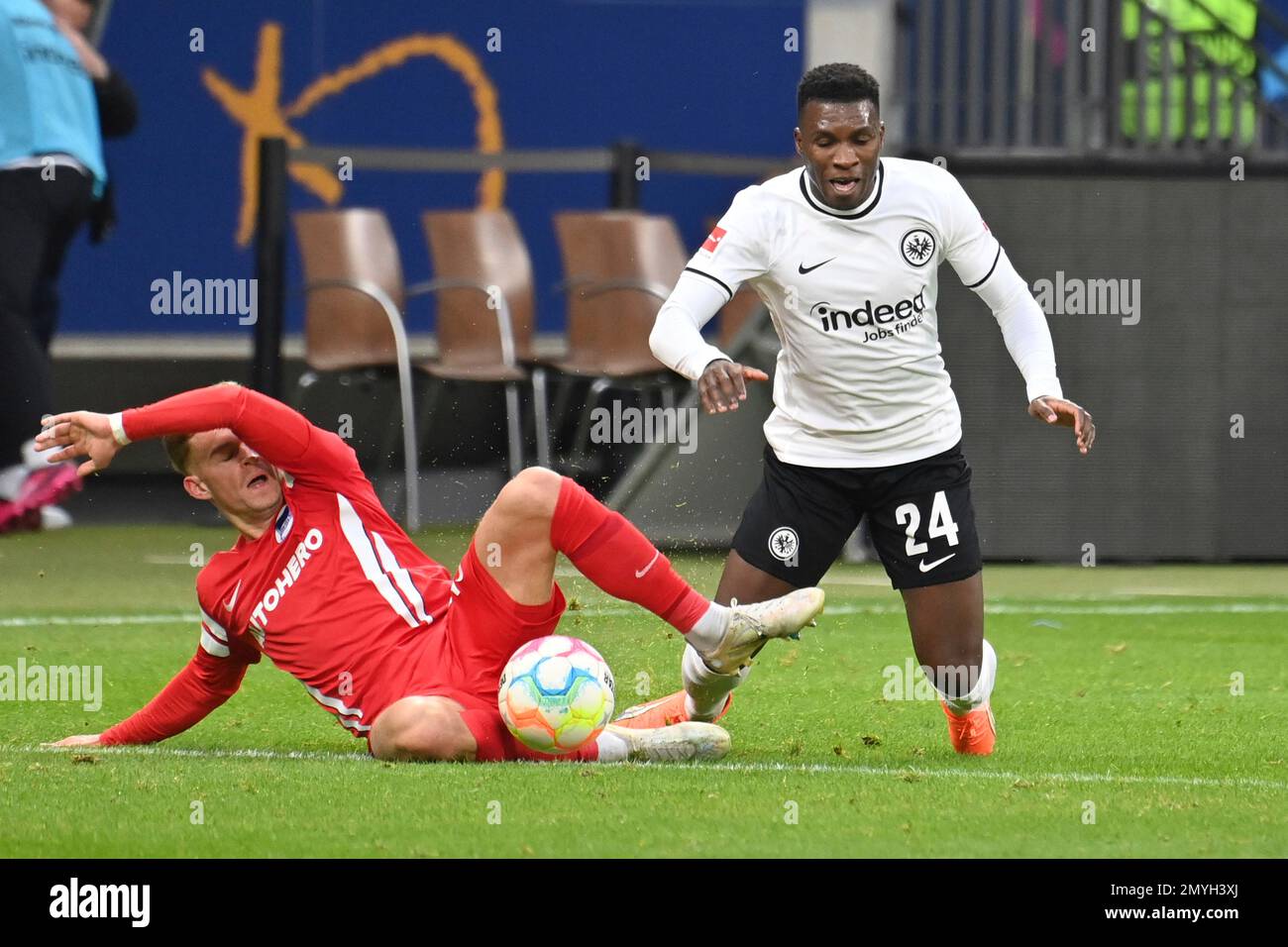 Francfort, Allemagne. 04th févr. 2023. Jonjoe KENNY (Hertha BSC), action, duels contre Aurelio Gabriel Ulineia Buta (Eintracht Frankfurt). Football 1st Bundesliga saison 2022/2023, 19th match day, matchday19, Eintracht Frankfurt - Hertha BSC 3-0, on 4 février 2023, DEUTSCHE BANK PARK Frankfurt. ? Credit: dpa/Alay Live News Banque D'Images