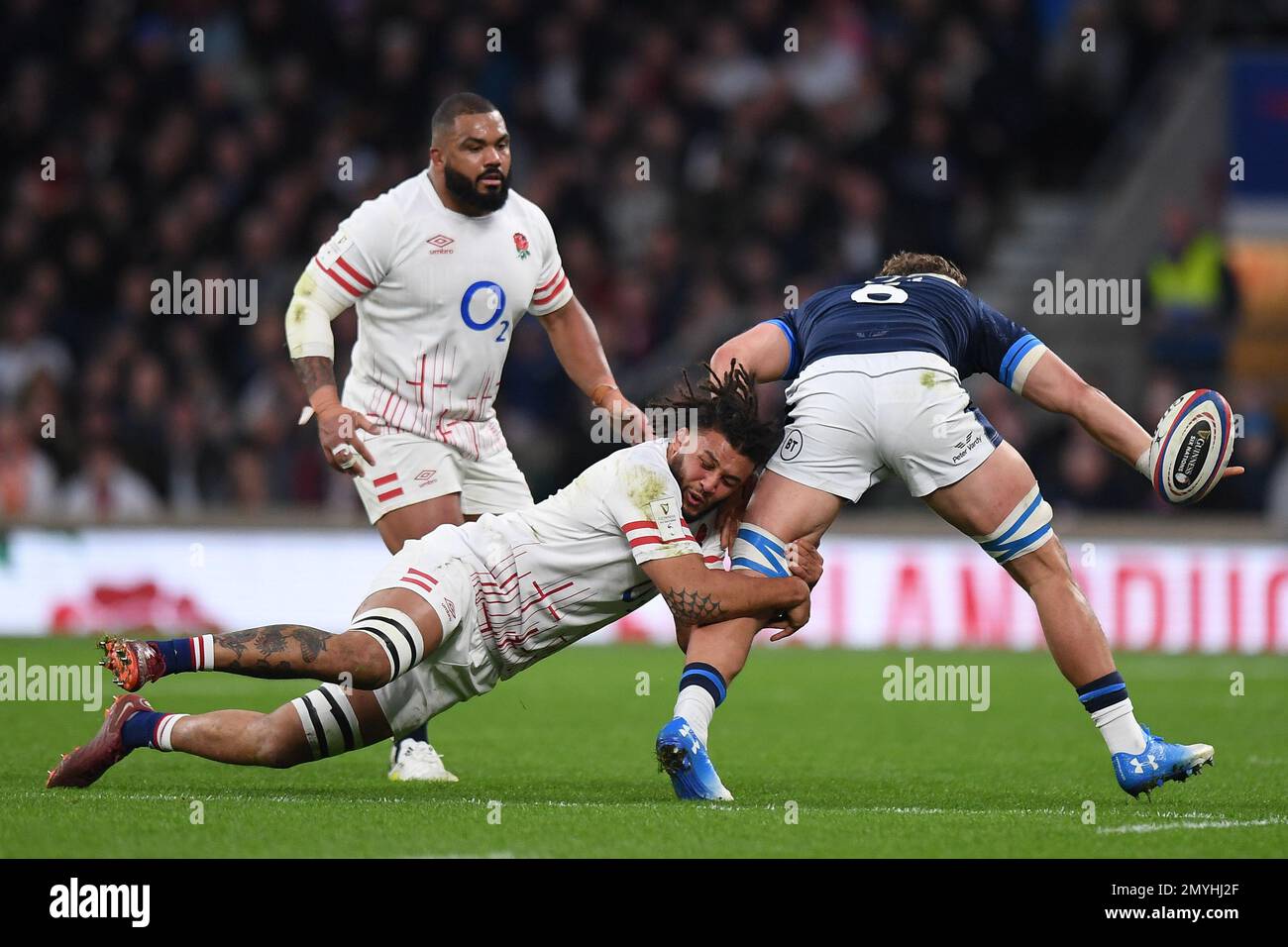 2023 Guinness six Nations, Twickenham Stadium, Angleterre, Royaume-Uni. 4th février 2023. Jamie Ritchie en Écosse est attaqué par Lewis Ludlam en Angleterre lors du match Guinness six Nations 2023 entre l'Angleterre et l'Écosse: Credit: Ashley Western/Alamy Live News Banque D'Images