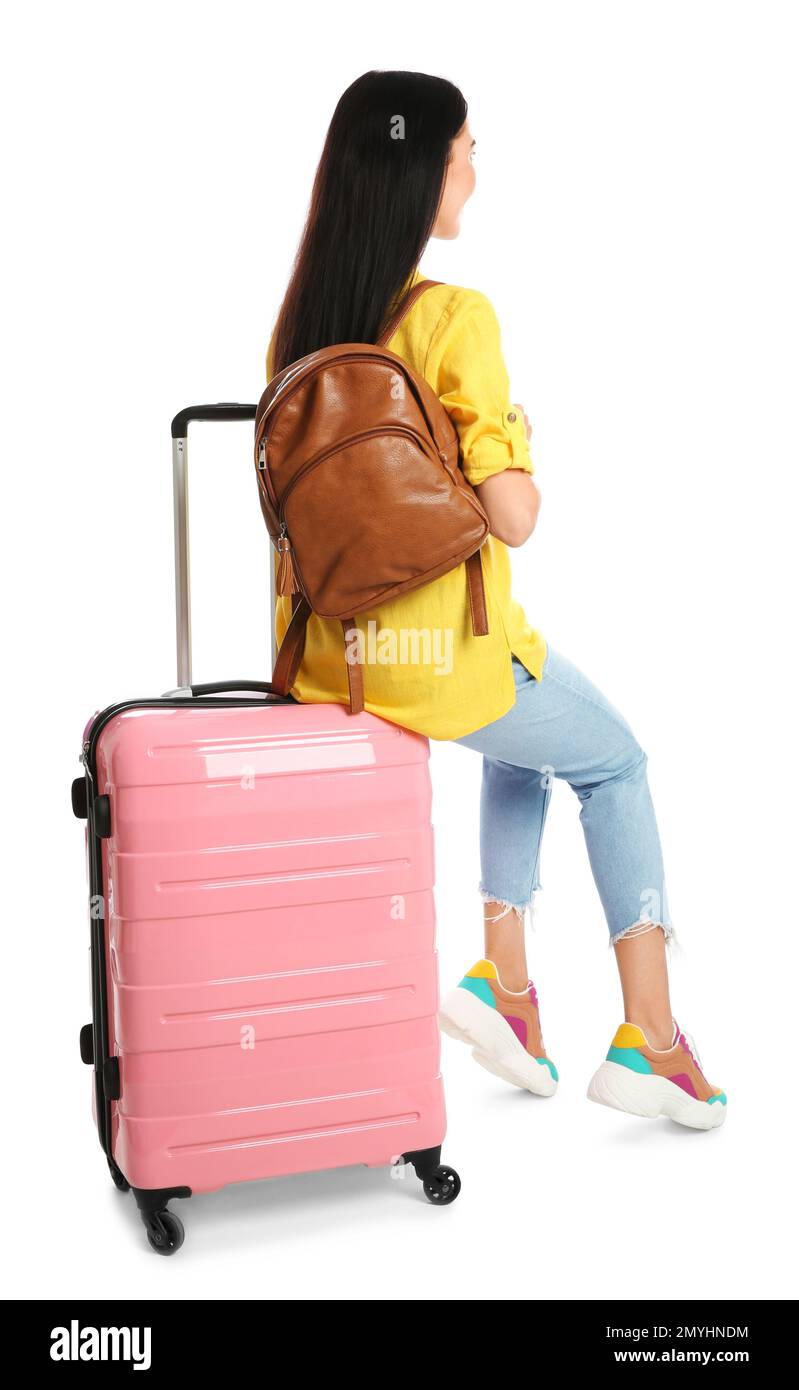 Belle femme avec valise et sac à dos pour un voyage d'été sur fond blanc,  vue arrière. Voyage de vacances Photo Stock - Alamy