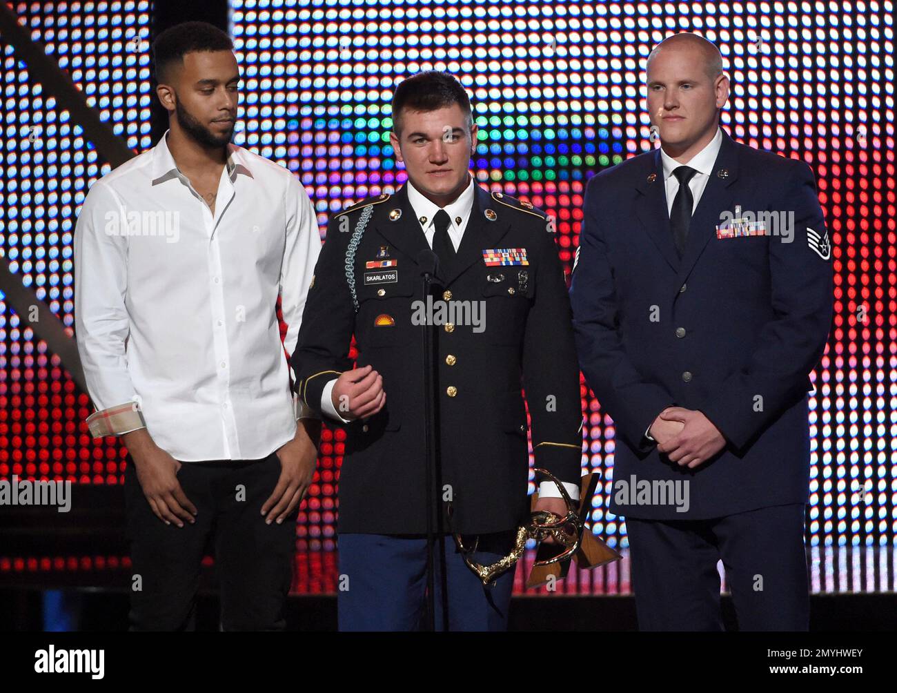 Anthony Sadler, from left, Alek Skarlatos and Spencer Stone accept the hero award at the Guys Choice Awards at Sony Pictures Studios on Saturday, June 4, 2016, in Culver City, Calif. (Photo by Chris Pizzello/Invision/AP) Banque D'Images