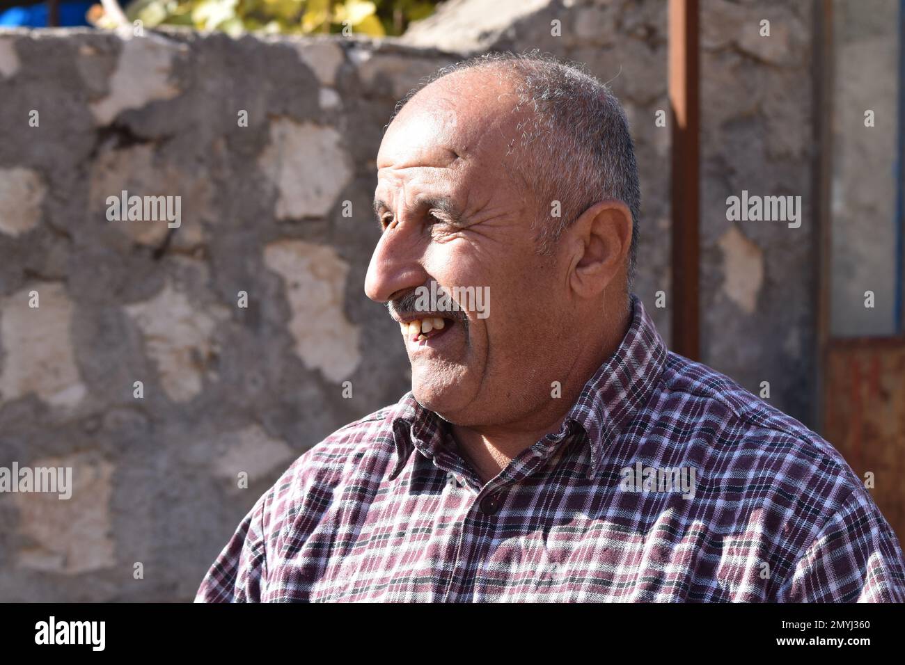 Un homme souriant qui a besoin de travaux dentaires Banque D'Images