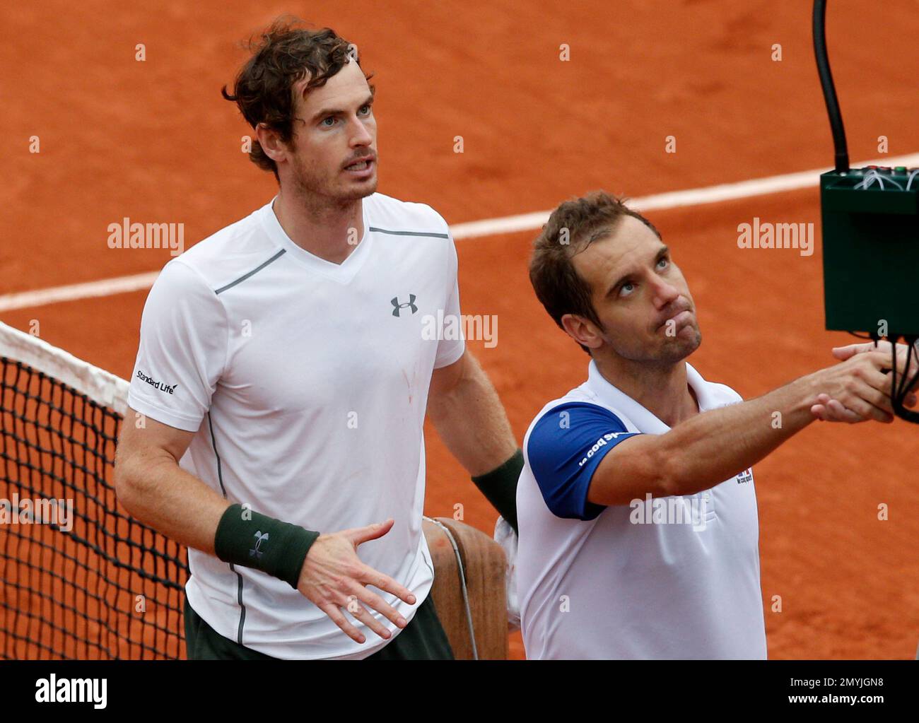France's Richard Gasquet and Britain's Andy Murray, left, shake hands to the chair umpire after their quarterfinal match of the French Open tennis tournament at the Roland Garros stadium, Wednesday, June 1, 2016 in Paris. (AP Photo/Christophe Ena) Banque D'Images
