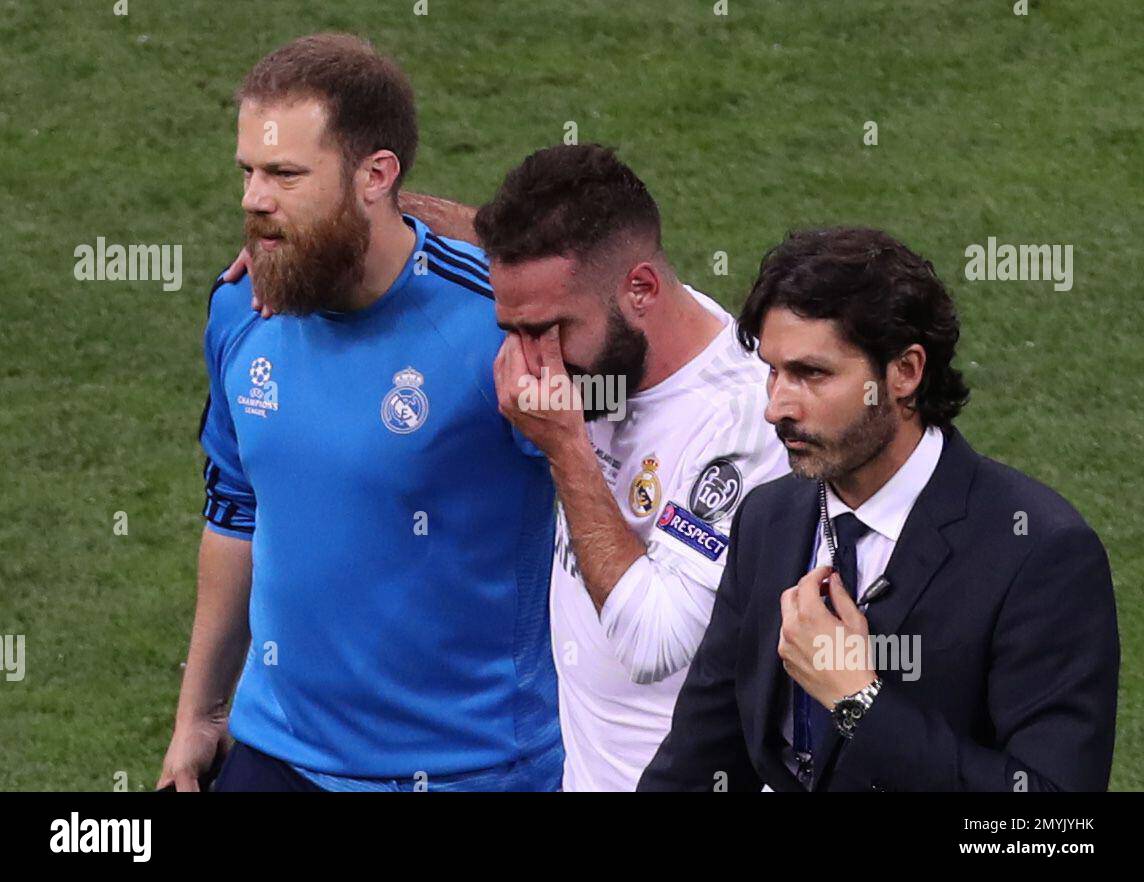 Real Madrid's Dani Carvajal leaves the pitch after getting injured during the Champions League final soccer match between Real Madrid and Atletico Madrid at the San Siro stadium in Milan, Italy, Saturday, May 28, 2016. (AP Photo/Alessandra Tarantino) Banque D'Images