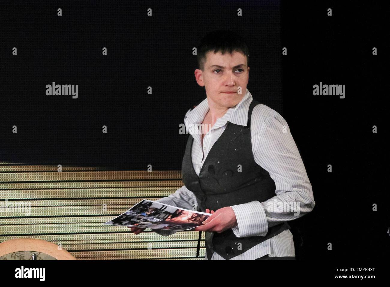 Ukrainian pilot Nadezhda Savchenko, who was freed from a Russian jail, arrives at her news conference in Kiev, Ukraine, Friday, May 27, 2016. Savchenko, a pilot who returned to a hero's welcome in Ukraine after two years in Russian custody, declared Friday she would run for president if that's what Ukrainians wanted. (AP Photo/Sergei Chuzavkov) Banque D'Images