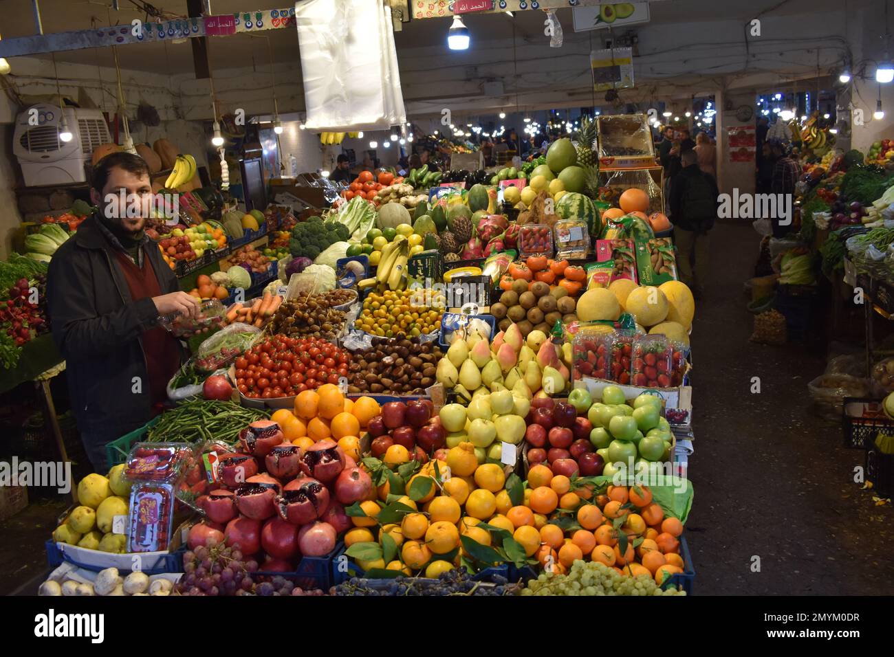 Un stand de fruits et légumes dans le Souq Duhok (marché) à Duhok, en Irak Banque D'Images