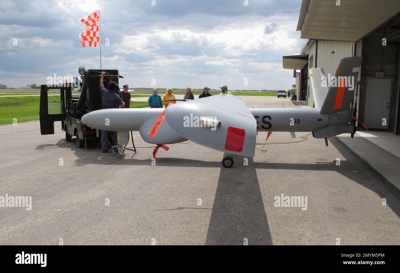 An Israeli-built Elbit Systems Hermes 450 unmanned aircraft is towed out of a hangar at the Hillsboro, N.D. airport on Friday, May 20, 2016, before its first flight to collect agriculture data. It is believed to be the first drone of its type to be tested in the United States, as part of a joint project between North Dakota State University and the Northern Plains UAS Test Site. (AP Photo/Dave Kolpack) Banque D'Images