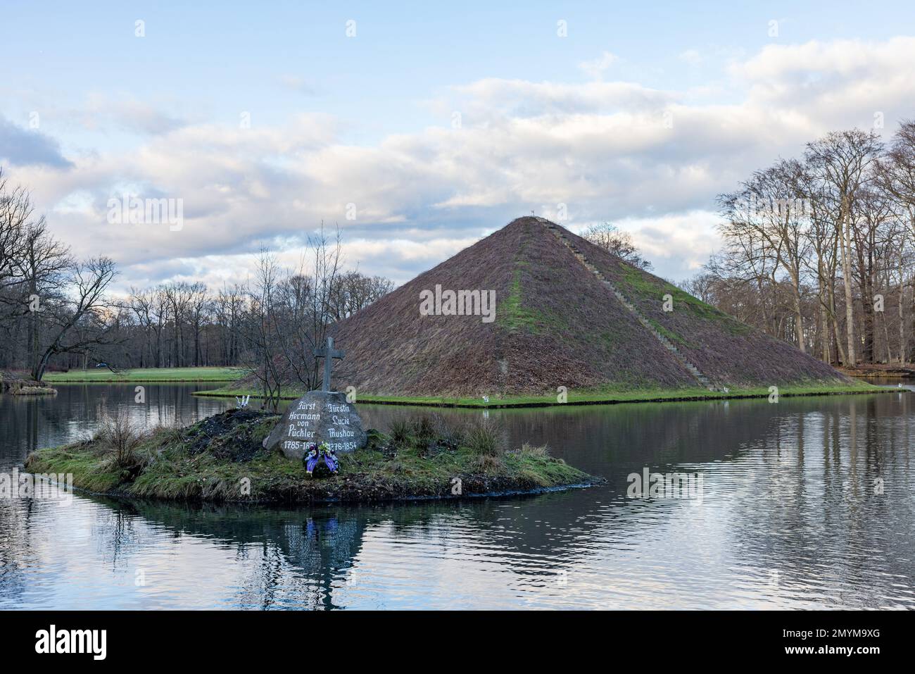 Cottbus, Allemagne. 04th févr. 2023. Une couronne commémorative en l'honneur du prince se trouve au monument commémoratif du prince Hermann von Pückler-Muskau et de sa femme Lucie. Le prince Hermann von Pückler-Muskau est mort sur 4 février 1871 dans le palais Branitz et repose dans le Tumulus, une pyramide de terre saluée construite au cours de sa vie et selon ses idées au milieu d'un lac dans le parc Branitz. Credit: Frank Hammerschmidt/dpa/ZB/dpa/Alamy Live News Banque D'Images