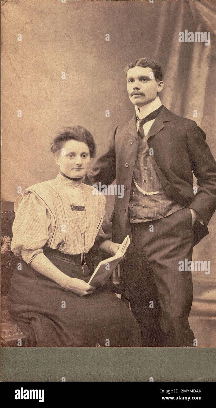 Photo ancienne en noir et blanc, jeune couple en studio photo vers 1910 Banque D'Images