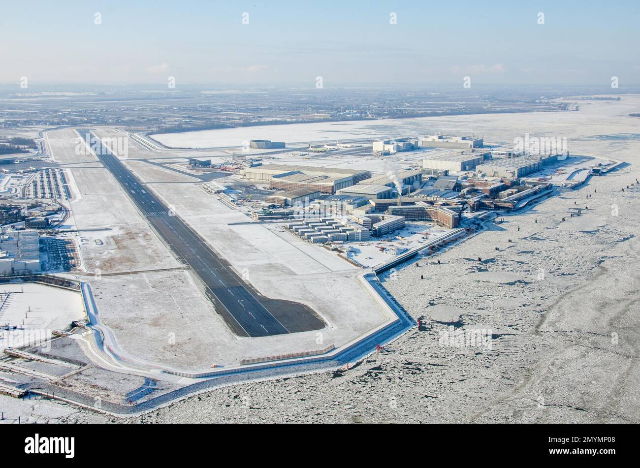 Airbus Werke Hamburg Finkenwerder en hiver avec de la glace sur l'Elbe, Airbus, piste, hiver, l'Elbe ICE, Finkenwerder, Hambourg, Allemagne, Europe Banque D'Images