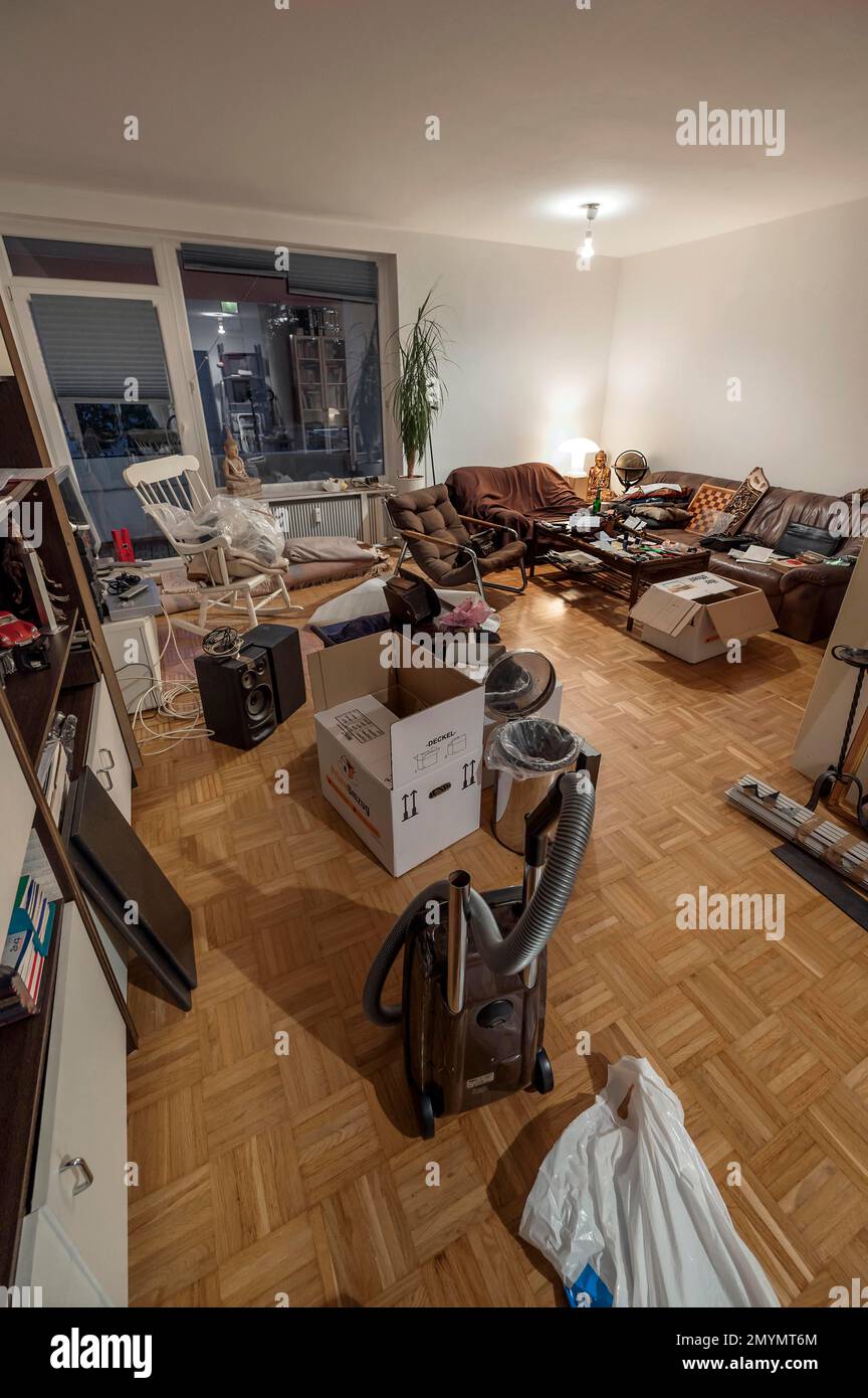 Flat Move, chaos avec des boîtes et des meubles, nouvel appartement, Kempten, Bavière, Allemagne, Europe Banque D'Images