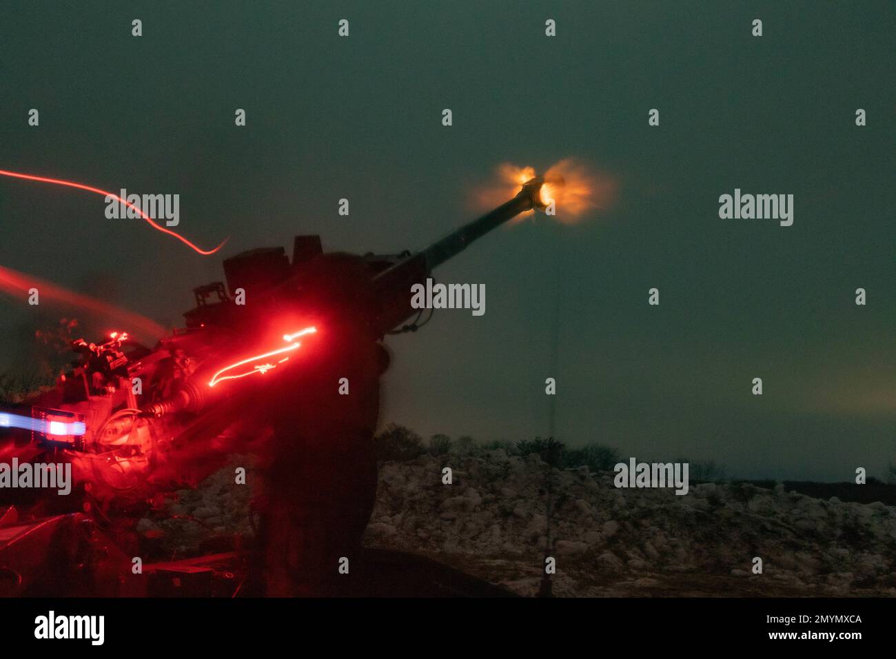 ÉTATS-UNIS Marines avec 3D Bataillon, 12th Marines tirer un obusier de M777 155 mm remorqué tout en menant une formation de feu de nuit en direct pendant le programme d'entraînement de relocalisation de l'Artillerie 22,4 dans la zone de manœuvre de Yusubetsu, Hokkaido, Japon, 30 janvier 2023. Les compétences développées à l'ARTP augmentent la compétence et la préparation de la seule unité d'artillerie déployée en permanence dans le corps des Marines, leur permettant de fournir des feux indirects de précision. (É.-U. Photo du corps marin par le caporal Jaylen Davis de lance.) Banque D'Images