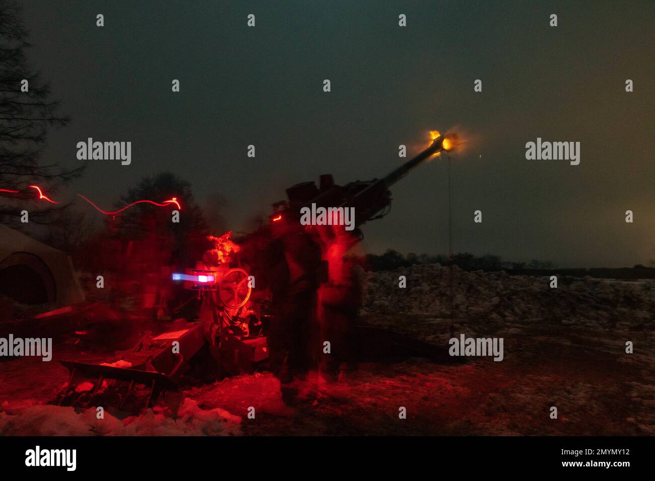 ÉTATS-UNIS Marines avec 3D Bataillon, 12th Marines tirer un obusier de M777 155 mm remorqué tout en menant une formation de feu de nuit en direct pendant le programme d'entraînement de relocalisation de l'Artillerie 22,4 dans la zone de manœuvre de Yusubetsu, Hokkaido, Japon, 30 janvier 2023. Les compétences développées à l'ARTP augmentent la compétence et la préparation de la seule unité d'artillerie déployée en permanence dans le corps des Marines, leur permettant de fournir des feux indirects de précision. (É.-U. Photo du corps marin par le caporal Jaylen Davis de lance.) Banque D'Images