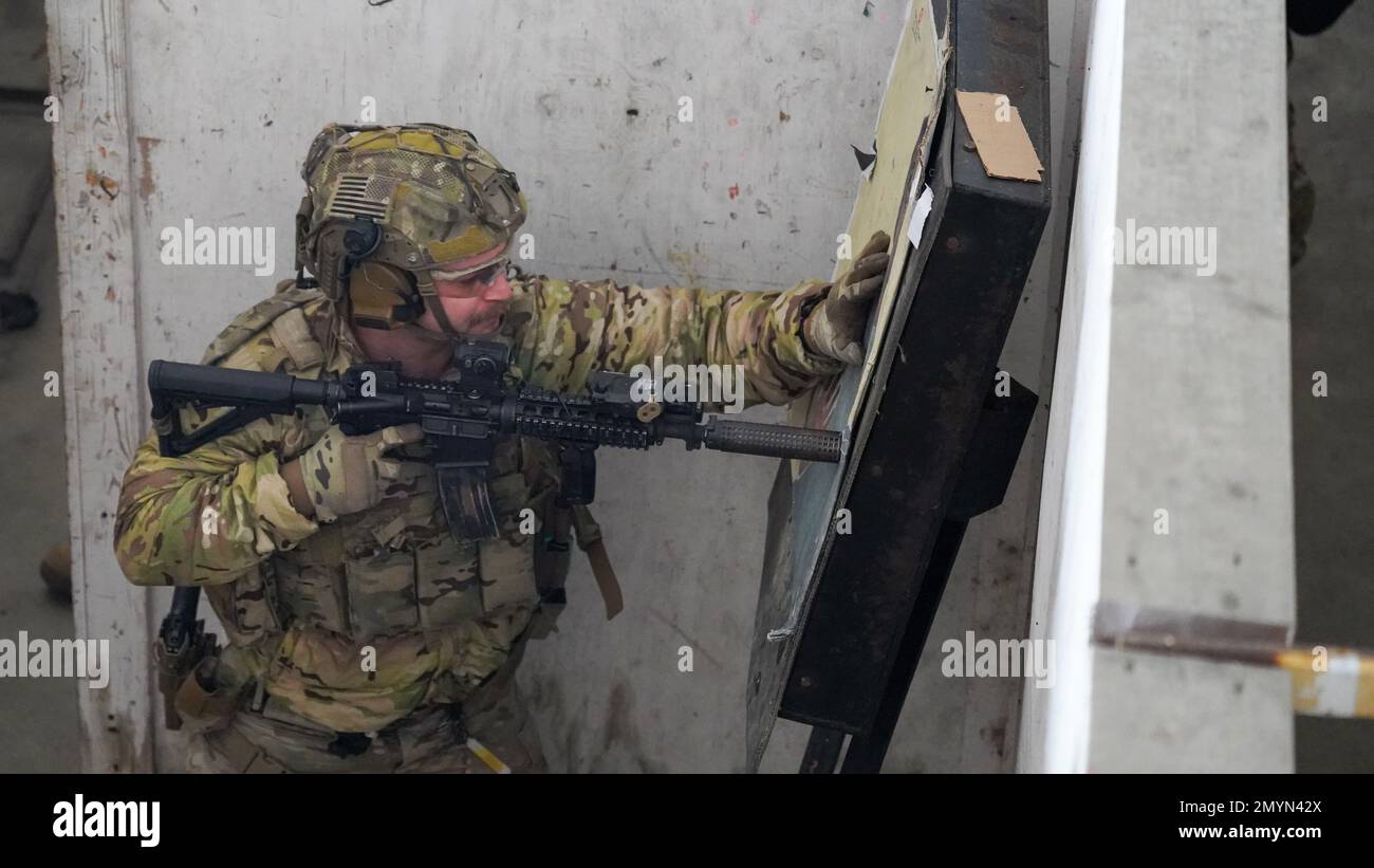 A ÉTATS-UNIS Un membre de l’équipe d’intervention de la sécurité maritime de la Garde côtière est participe à une démonstration d’incendie en direct au centre d’entraînement de l’unité en Caroline du Nord, le 12 janvier 2023. La MSRT-East est une force prête à l'emploi formée dans les domaines de la lutte contre le terrorisme, des menaces chimiques, biologiques, radiologiques, nucléaires et explosives, des procédures d'arraisonnement à haut risque et de la sécurité maritime. (É.-U. Photo de la Garde côtière par l'officier de Petty 3rd classe Kate Kilroy) Banque D'Images
