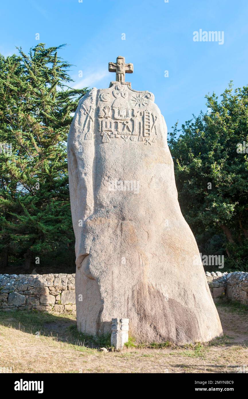 menhir Christianisé, Menhir de St. Uzec, reliefs chrétiens, Trébeurden, Département Côtes-d'Armor, Bretagne, France, Europe Banque D'Images