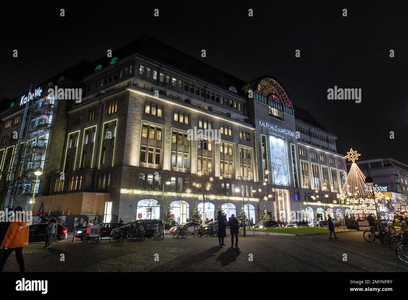 KaDeWe de l'extérieur dans la lueur des lumières. Shopping de Noël sur Tauentzien am Schöneberg, Berlin, Allemagne, Europe Banque D'Images