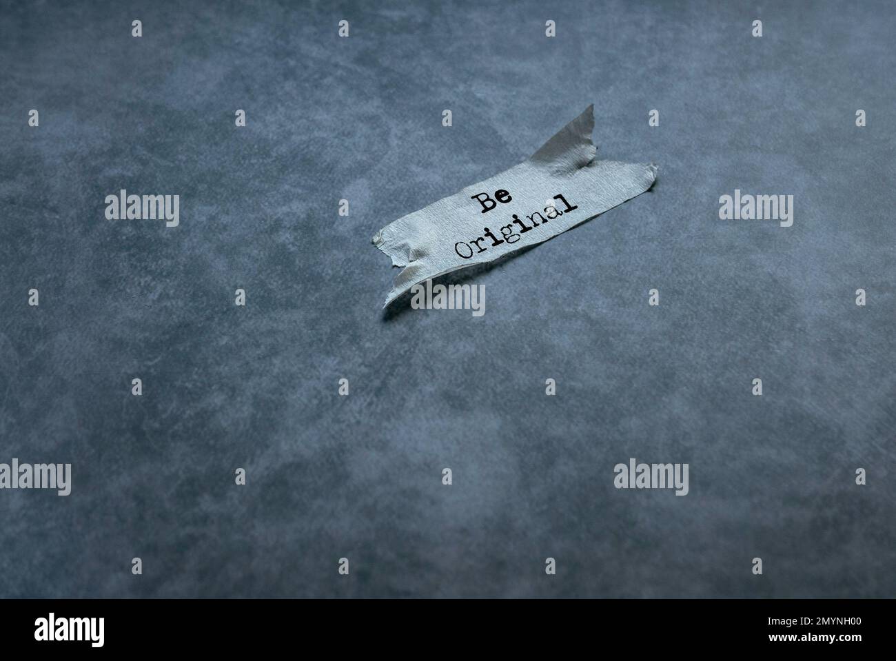 Ruban adhésif ou ruban de masquage écrit avec l'original sur fond sombre. Banque D'Images