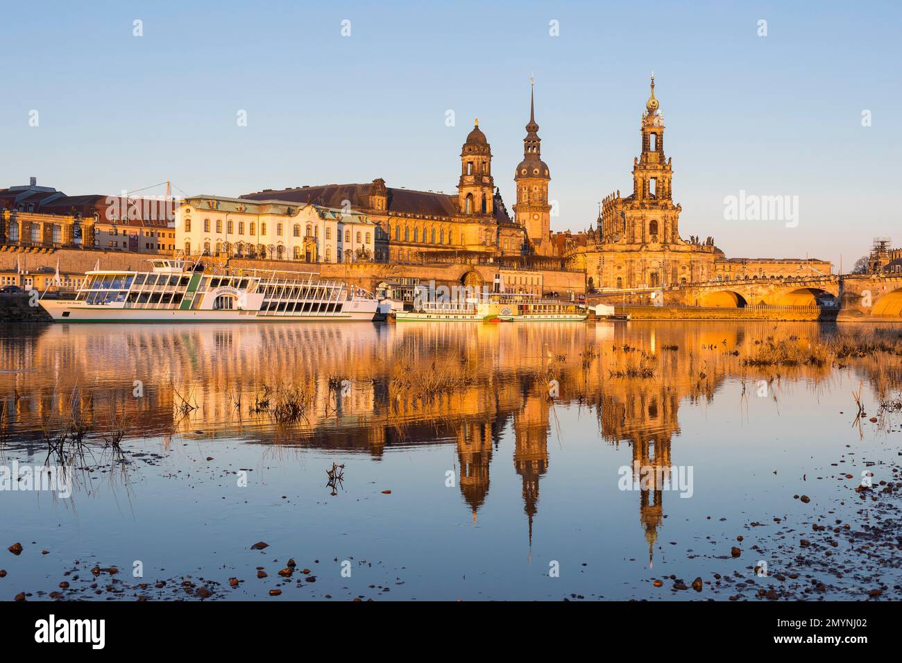 Vue sur la ville dans la lumière du matin avec réflexion dans la rivière Elbe, Sekundogenitur, Ständehaus, Hausmannsturm et Hofkirche, Dresde, Saxe, Allemagne, E Banque D'Images