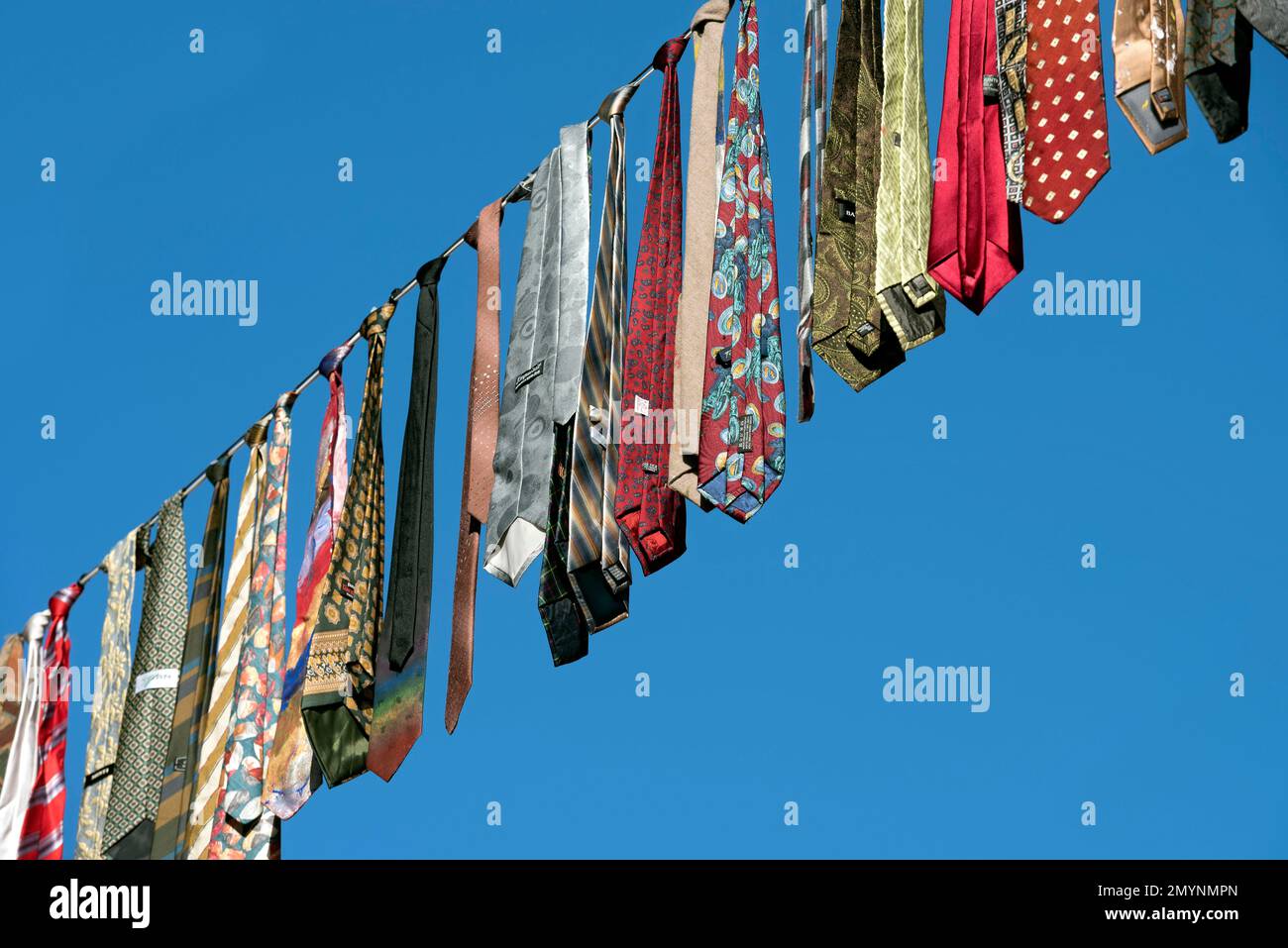 Liens accrochés sur une laisse d'une action pour la paix par Soroptimist International, si, jamais plus de guerre, vieille ville, Lauterbach, Vogelsberg, Hesse, Allemagne, EUR Banque D'Images