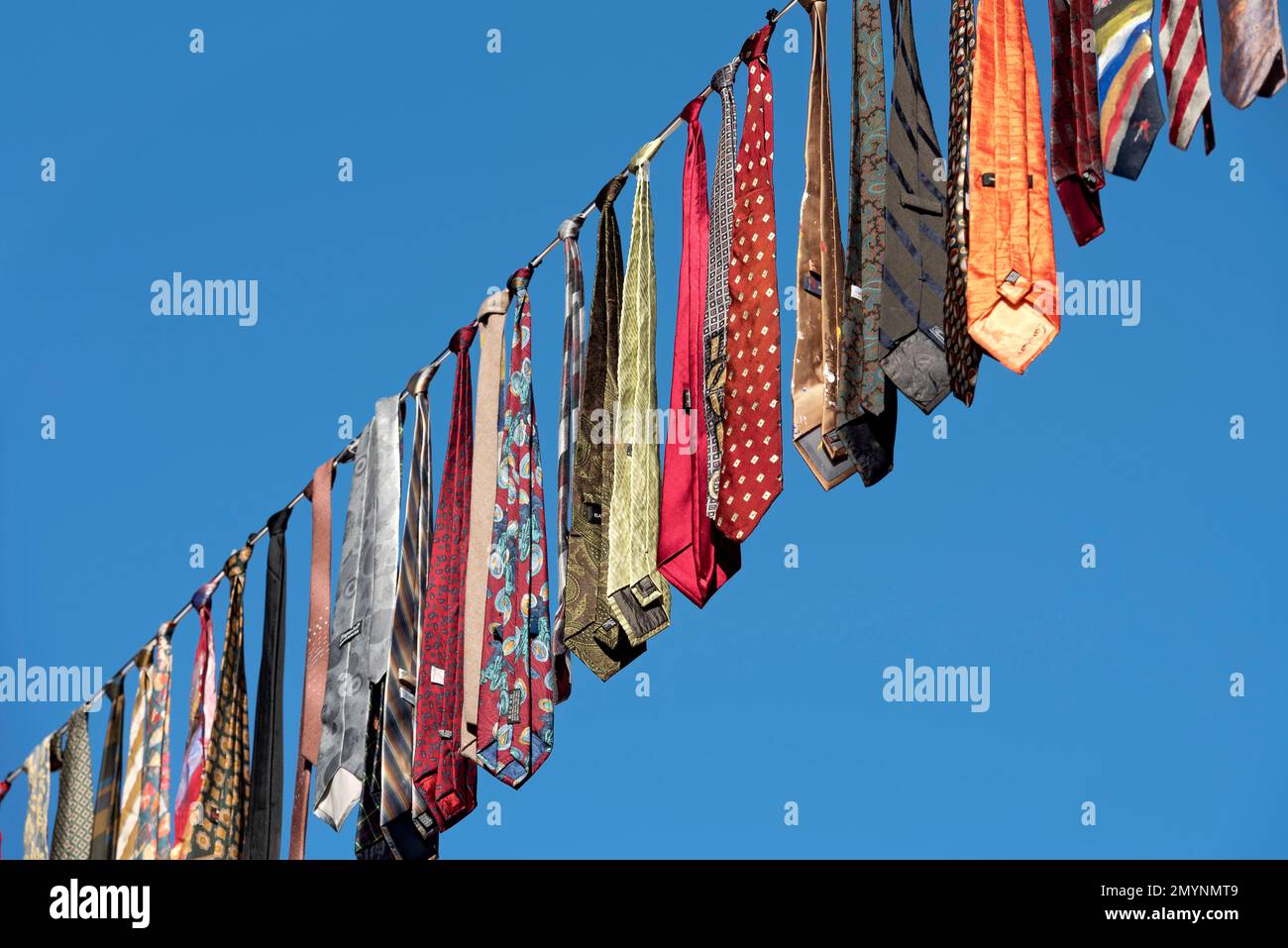 Liens accrochés sur une laisse d'une action pour la paix par Soroptimist International, si, jamais plus de guerre, vieille ville, Lauterbach, Vogelsberg, Hesse, Allemagne, EUR Banque D'Images