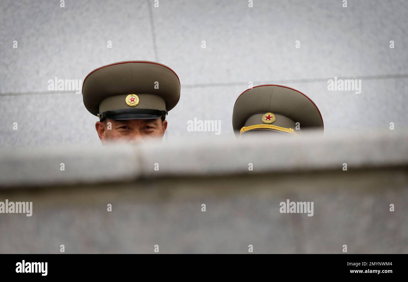A North Korean military soldier looks at foreign journalists from behind a balcony during a parade at the Kim Il Sung Square on Tuesday, May 10, 2016, in Pyongyang, North Korea. Hundreds of thousands of North Koreans celebrated the country's newly completed ruling-party congress with a massive civilian parade featuring floats bearing patriotic slogans and marchers with flags and pompoms. (AP Photo/Wong Maye-E) Banque D'Images