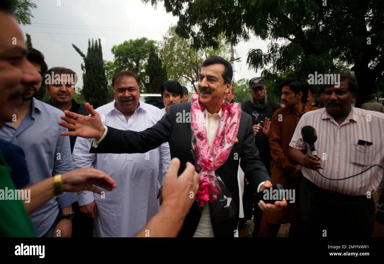 Pakistan's former Prime Minister Yusuf Raza Gilani, center, being greeted by supporters at outside his residence in Islamabad, Pakistan, Tuesday, May 10, 2016. A joint raid by U.S. and Afghan forces on Tuesday rescued his son who was held captive for three years by Islamic militants, officials said. Ali Haider Gilani was found during the raid near Afghanistan's eastern border with Pakistan, according to a spokesman for Afghan President Ashraf Ghani. (AP Photo/Anjum Naveed) Banque D'Images