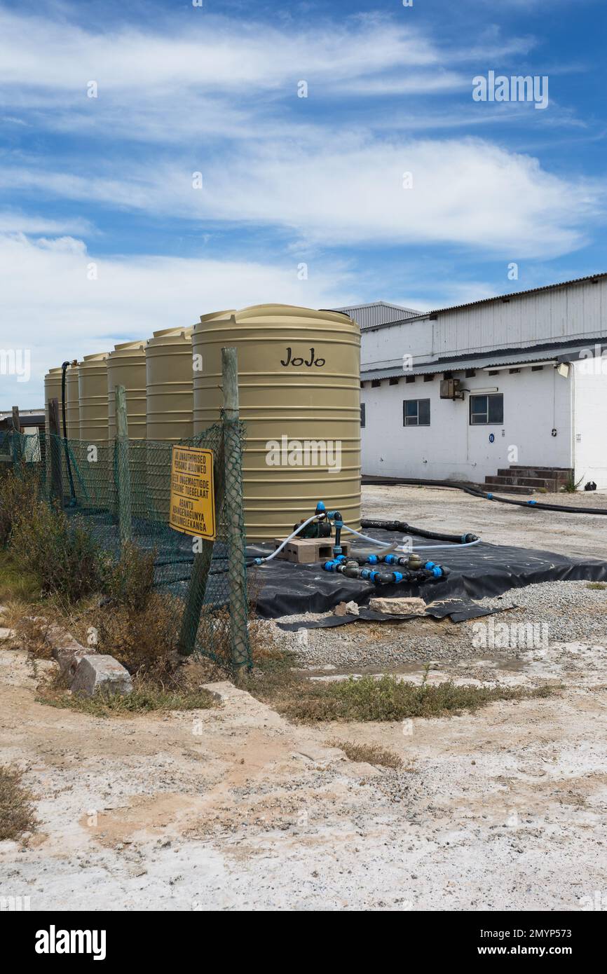 Les réservoirs Jojo pour le stockage de l'eau à des fins commerciales dans une usine de sel du Cap-Occidental, Afrique du Sud concept purification et conservation dans l'industrie Banque D'Images
