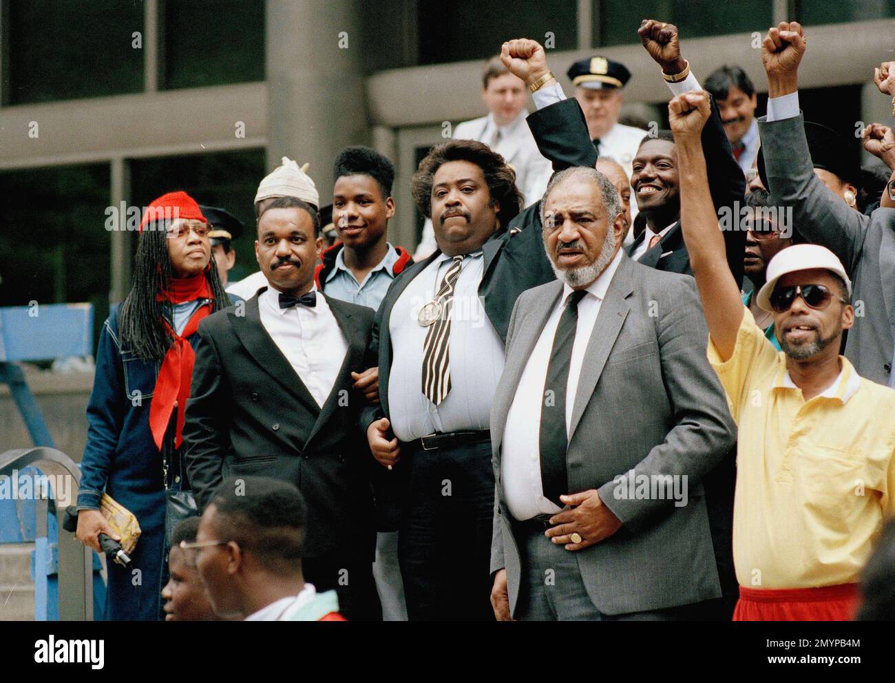 Moses Stewart, father of slain teenager Yusuf Hawkins, second from left, and Rev. Al Sharpton, third from left, exit Brooklyn State Supreme Court in New York, June 11, 1990, after the sentencing of Joseph Fama and Keith Mondello, defendants in the Bensonhurst murder trials. Others are unidentified. (AP Photo/Frankie Ziths) Banque D'Images