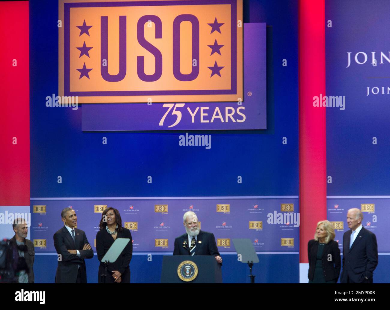 Jon Stewart, left, President Barack Obama and first lady Michelle Obama, and Vice President Joe Biden and Jill Biden, right, look on as comedian David Letterman speaks during a comedy show presented by the United Service Organizations (USO) and the military at Andrews Air Force Base, Thursday, May 5, 2016. The event marks the USO's 75th anniversary and the 5th anniversary of Joining Forces. (AP Photo/Cliff Owen) Banque D'Images